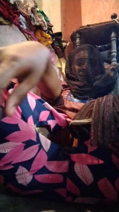 Mallu yengenin yaramaz amcığı elbise deliğinden bakıyor - desi gösterisi