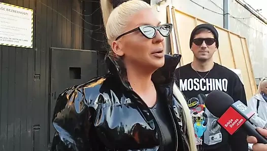 Parlak kıyafetli kaltak!