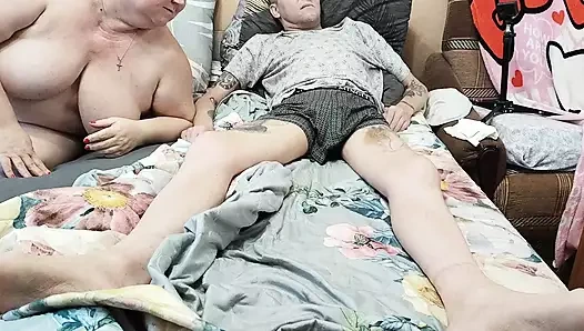 Büyük memeli üvey annem sikimi alıyor ve boşalıyor