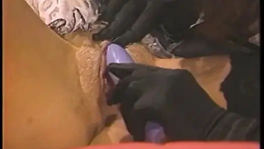 Sarışın hizmetçi iki erkek bir erkek üçlü grup sekste ateşli piliç tarafından yalanıyor