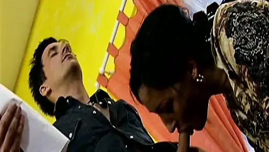 Kıllı esmer çalılı Alman orta yaşlı seksi kadın anal sikiliyor