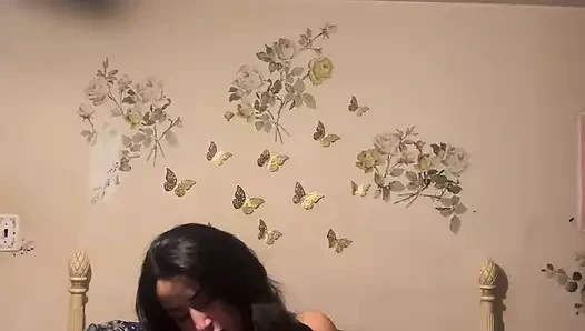 Klitorisimi ovuyorum ve yeni vibratörle kendimi oynuyorum