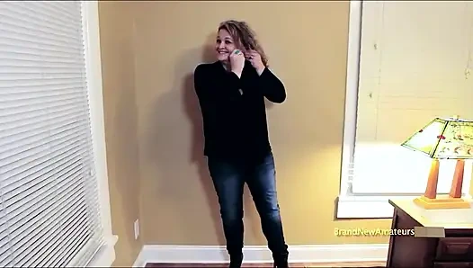 Laura şehvetli sarışın orta yaşlı seksi kadın pis gırtlağına kadar açgözlü yutuyor!