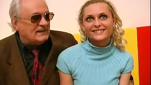 Yaşlı adam sürtüğü iki büyük yarağa veriyor