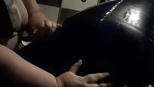 Mavi şişme sandalyelerin havasının dışarı çıkmasına izin ver
