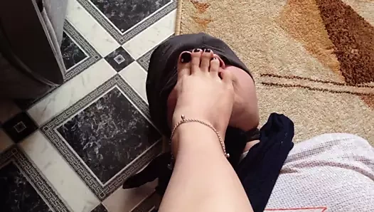 Femdome köle mavi külotlu çorap metresi ayakları öper