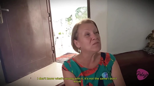 Üvey anne üvey oğlunun eşcinsel olduğunu keşfeder ve onu takma yarakla sert sikerek cezalandırır.