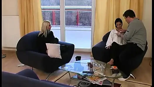 İki kız oyuncu seçmelerinde parmaklıyor