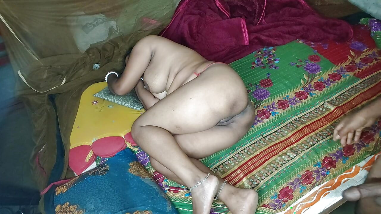 Striptiz yapıyor ve sikiliyor Hindistan köy tarzı porno videolar