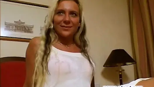 Orta yaşlı seksi kadın seks için para ödüyor