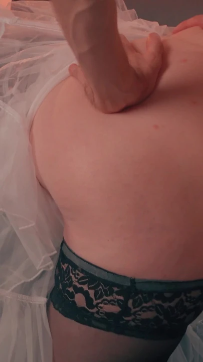 Anal sürtük hizmetçi otelde en iyi hizmeti vermek için bir konuğun odasına geldi! Köle orta yaşlı seksi kadın titreyerek orgazm olan kül tablası gibi dizlerinin üzerinde | Klip 1