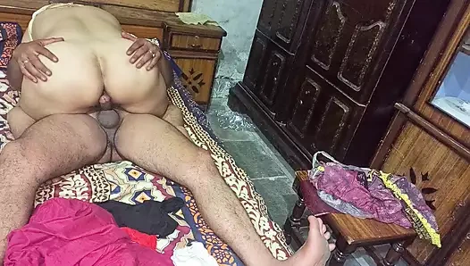 Hintli genç sıkı bakire 18+ liseli kız büyük yarakla sert sikişiyor