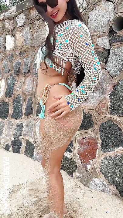 Güzel bikini zevki ve plajda seksi dans