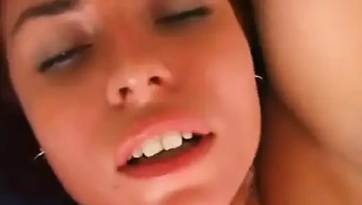 Kızıl saçlı her iki delikten de sert sikiliyor