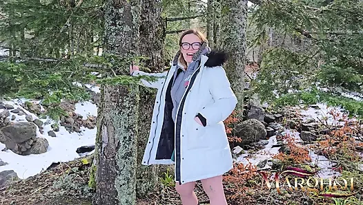 Karlı ormanda erkek arkadaşımı ve bir yürüyücüyü emiyorum, o karda vajinamı seviyor, ben de erkek arkadaşımı emiyorum