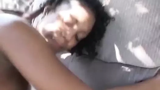 Karanlık bebek sahip olan bir büyük horoz dışında