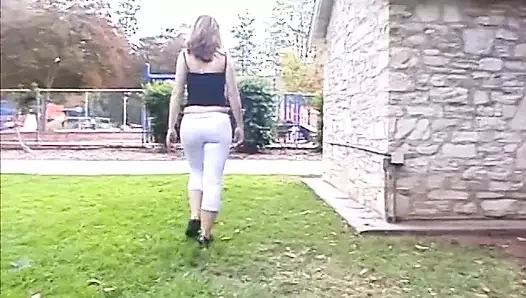 Sürtük sarışın duvar deliğinde uzun yarak emiyor