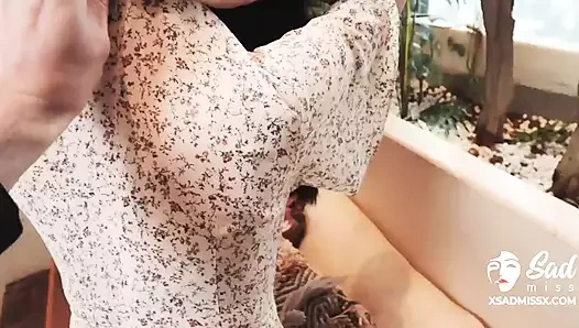 Kirli Asyalı kadın oyun arkadaşının sosisi için masaj yapıyor - minyon memeli ateşli vahşi bebek!