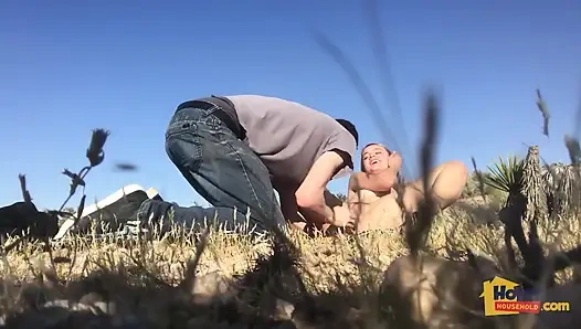 Açık çölde tatlı genç amcık