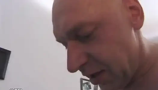 De stiefmoeder naast de deur