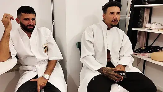 İki fizyoterapist üvey erkek kardeş cücenin yarağını yumrukladı