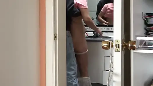 Üvey anne aşıklarıyla seks yapmadan önce ve sonra banyoda gösteriş yapıyor