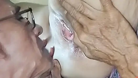 Amcık yiyici .daha fazla amcık yemek çok güzel