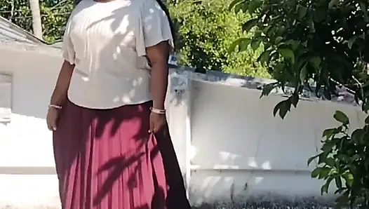 Kırmızı etekli ve beyaz üstlü Hintli kız