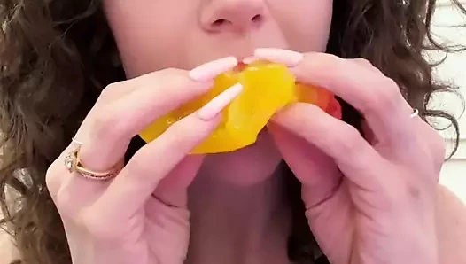 Waffle yiyor ve emiyor asmr