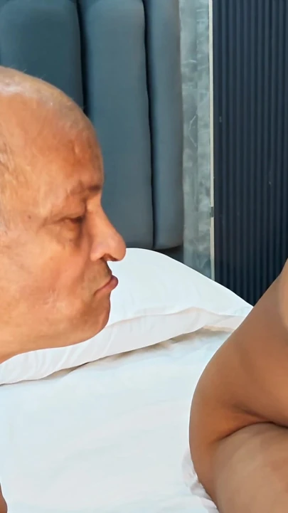 Hintli desi üçlü seksvideo üvey baba ve üvey oğlu hizmetçiyle sert seks yaptı. Fuck har Pussy | Klip 2