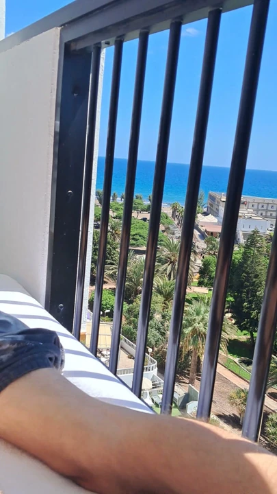 Balkonda güneşlenmek