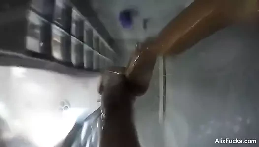 Busty sarışın alix lynx alır bir buharlı duş