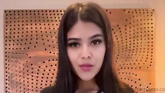 Şehvetli latin mini eteğini sergiliyor ve külotunu çıkarıyor! - sarmaşık flores sızıntısı