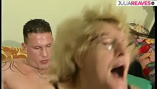 Oma yarak emiyor ve sonra sert bir sikiş için eğiliyor ve ağzına boşaltıyor