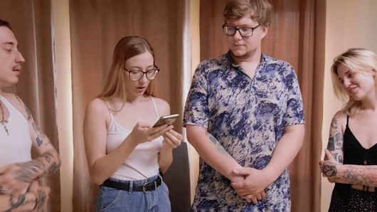 Müzikal sandalyeler iki ateşli kadınla striptiz