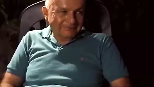 Sarışın hatun açık havada iki adam izlerken sikiliyor