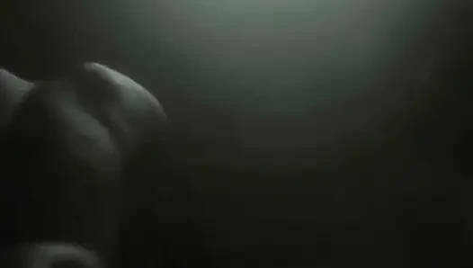 Sikimi tutmayı seviyor