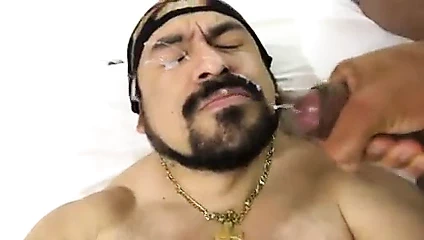 Sıcak maço sakallı piç yüzünün her yerinde bir yük alır