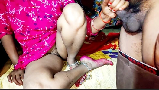 Dever ne soi hui bhabhi ko chupke se gand mari