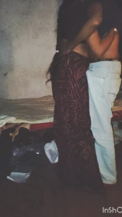 Hintli çift sari içinde ateşli romantizm yaşıyor | Klip 1