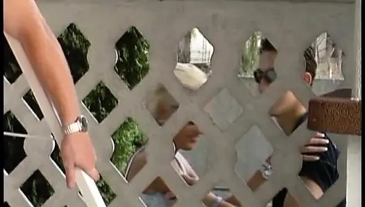 Çekici Alman sarışın ateşli anal üçlü seks yapıyor