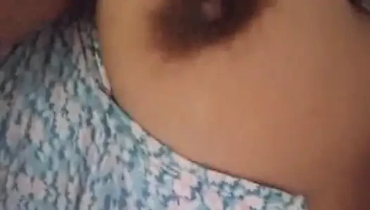 Ateşli esmer kadın oyuncak ayının üstünde dev dildoyla mastürbasyon yapıyor
