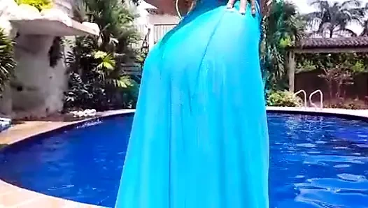 Küçük deniz kızı zoe ıslak hissetmekten hoşlanır