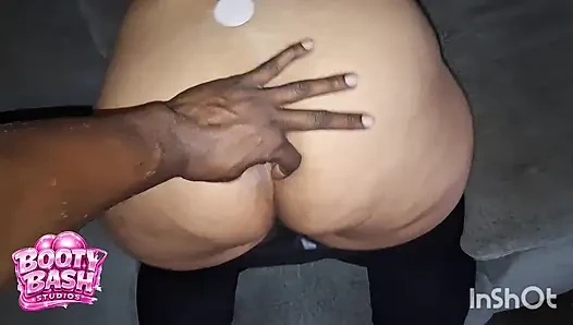 Kanepede şişman götlü anal kraliçe götünü tutuyor
