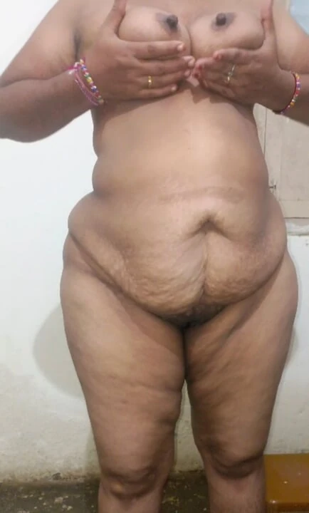 Трахает ее киску огурцом