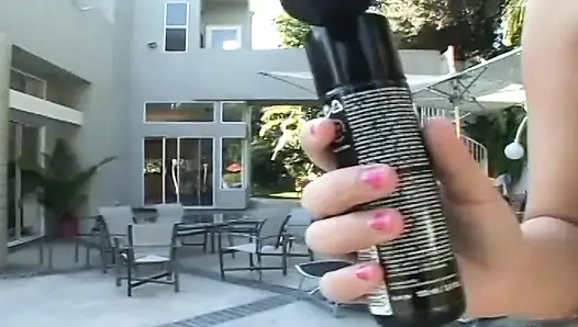 Seksi Angelina her iki delikten sert sikişten sonra memelerinden döl yalıyor