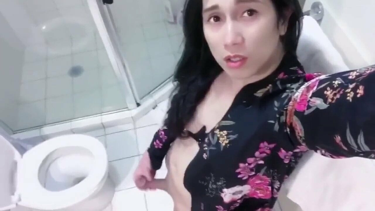 Asya transeksüel pissing ve Mastürbasyon ona horoz ve boşalmak