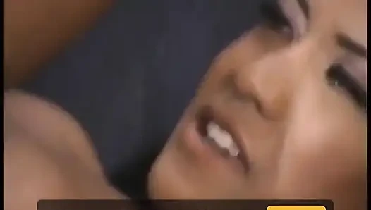 Lyla Lei yaşlı kolejli Asyalı sürtük oturma odasında anal sikiliyor