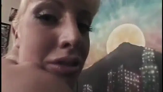 Genç sarışın yarak emmede uzman ve dölleniyor