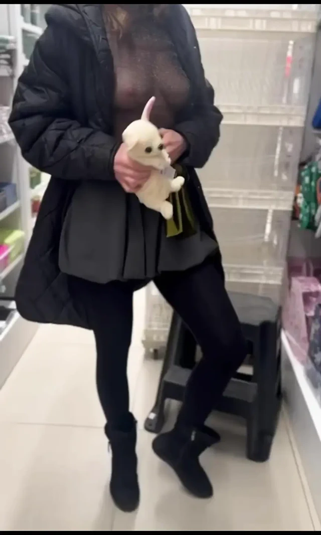 Dükkandaki seksi kız